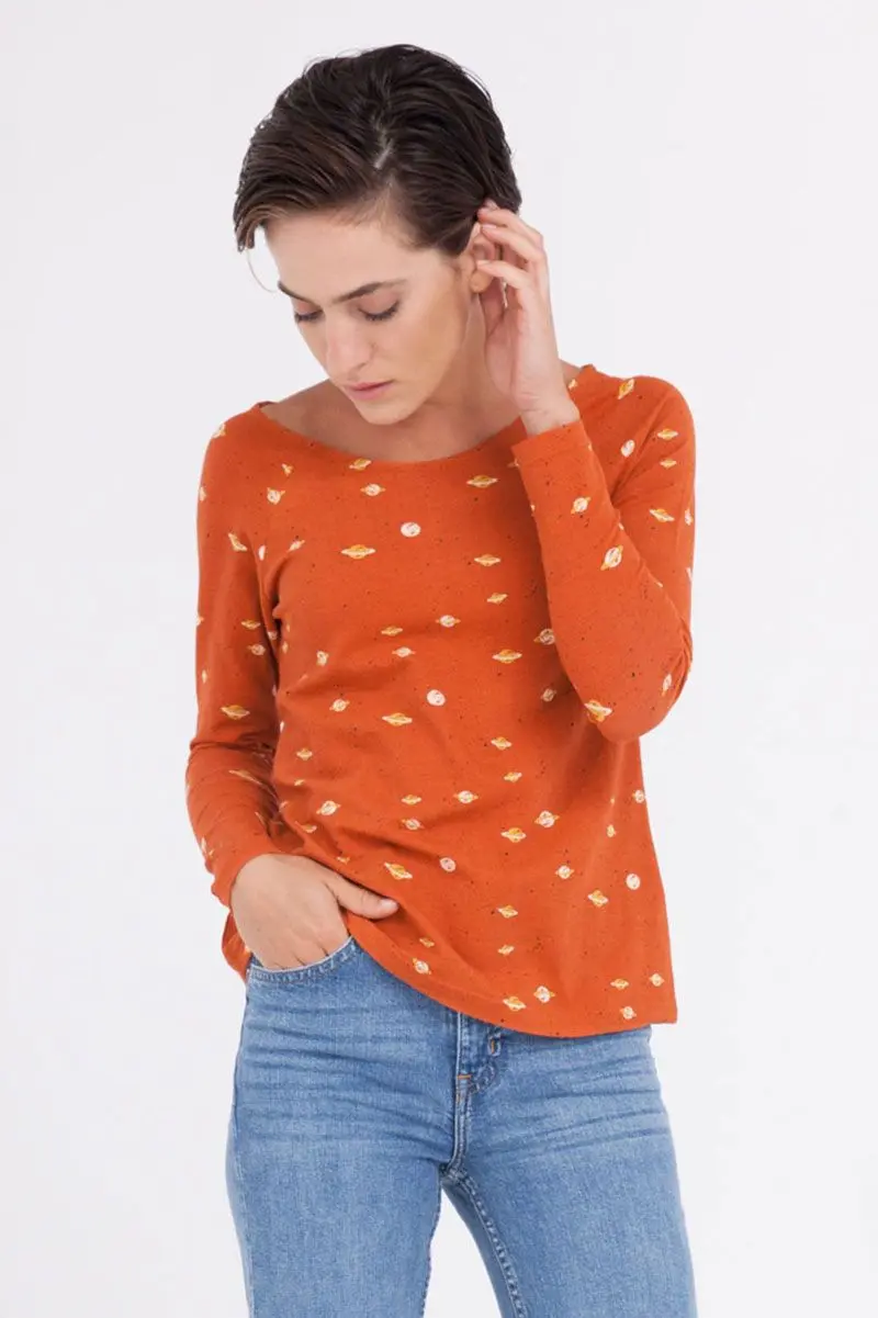 Camiseta cuello barco naranja estampado saturno