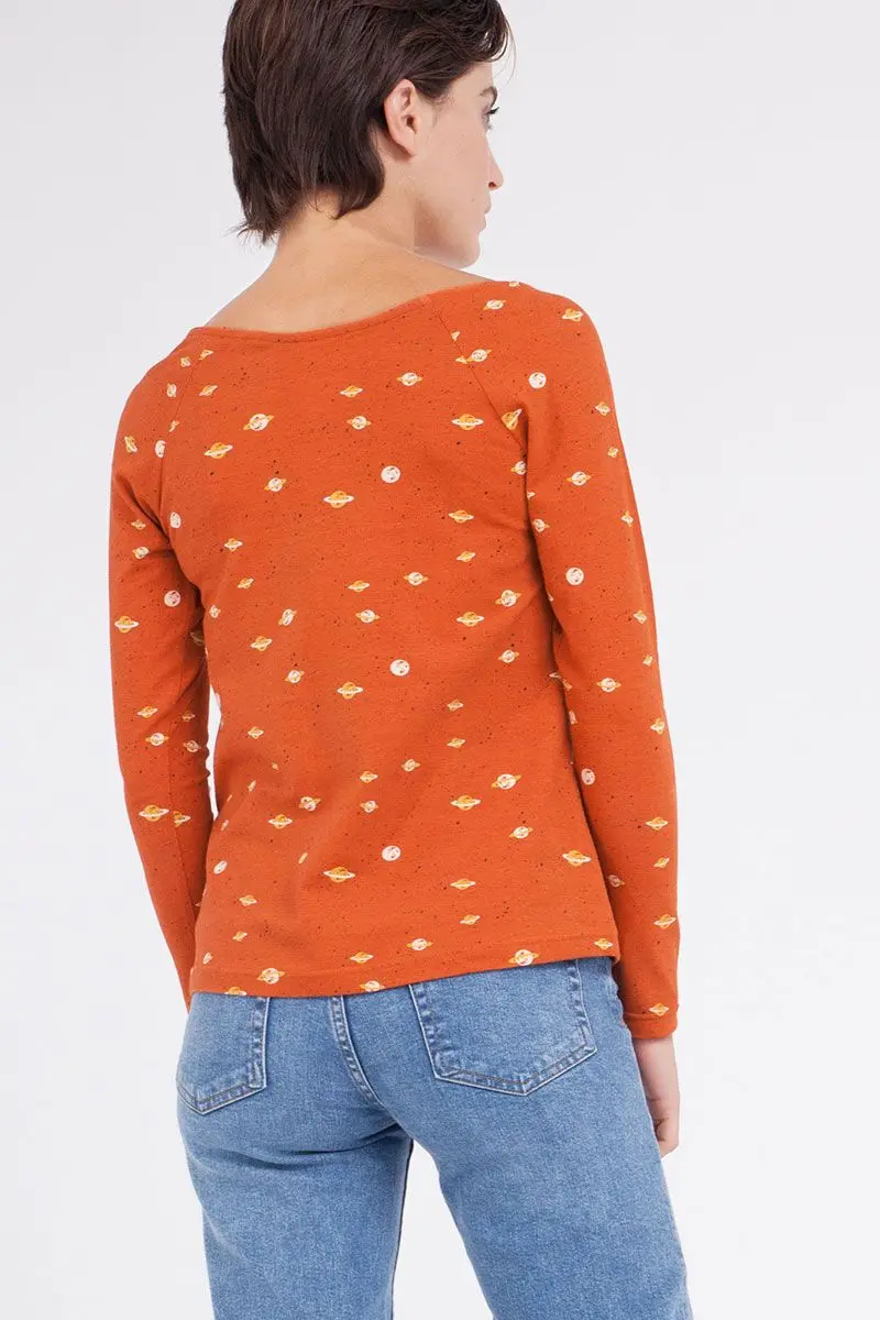 Camiseta cuello barco naranja estampado saturno