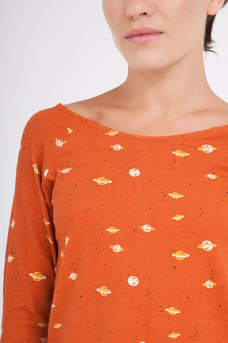 Camiseta cuello barco naranja estampado saturno