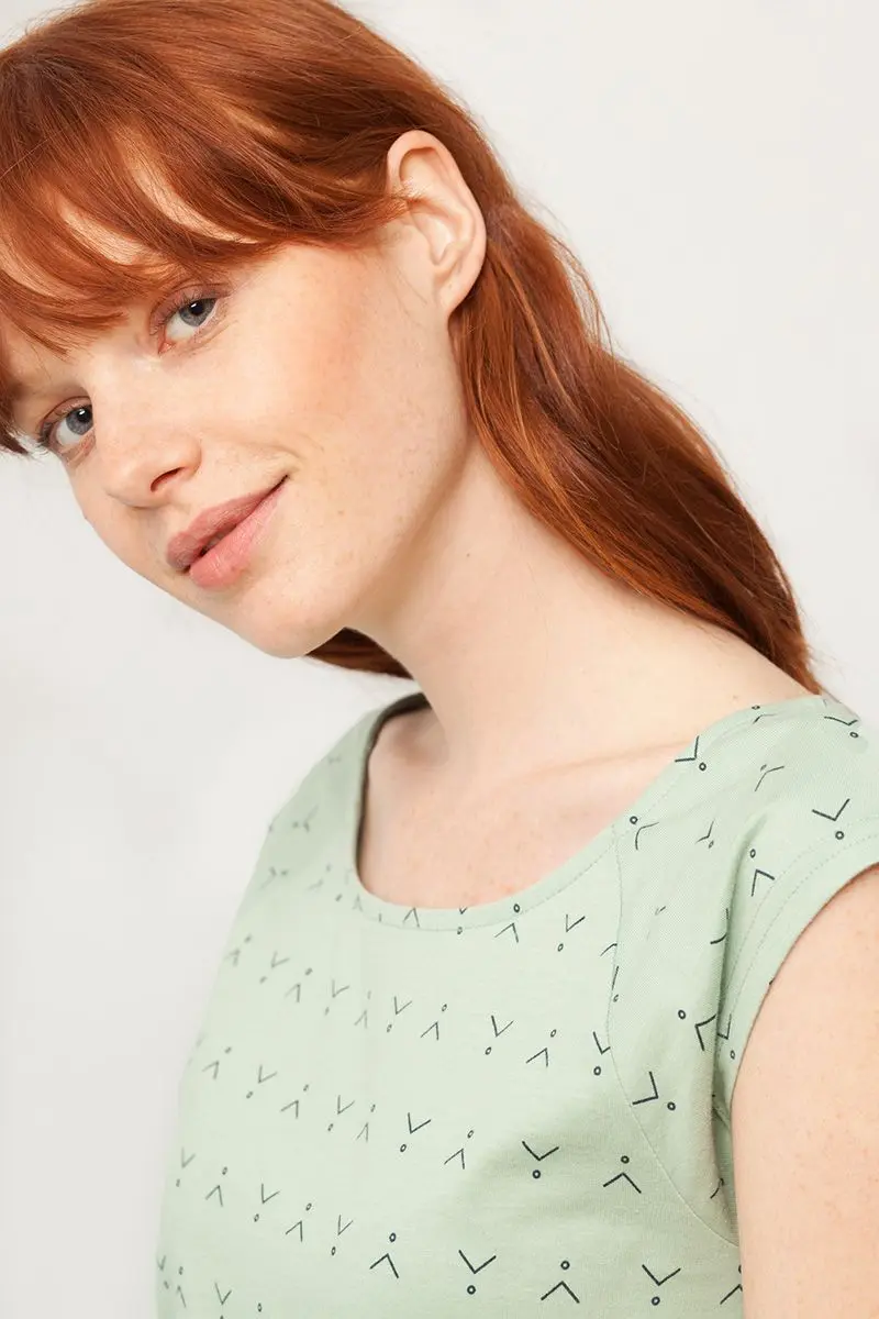 Camiseta cuello barco verde estampado abstracto
