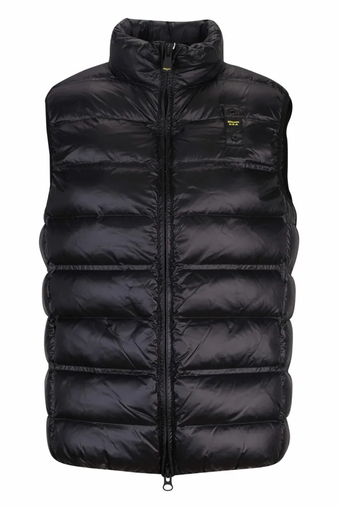 Chaleco negro con lineas rectas y logo
