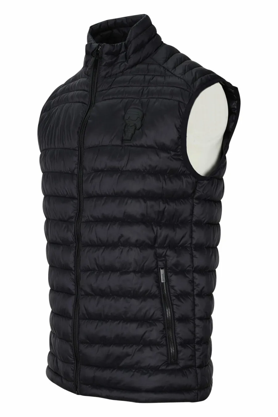 Chaleco negro con minilogo monocromático