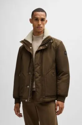 Chaqueta repelente al agua con cuello de imitación de piel