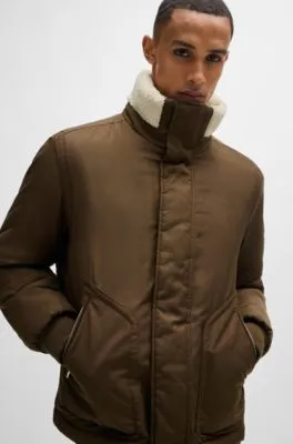 Chaqueta repelente al agua con cuello de imitación de piel
