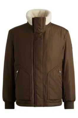 Chaqueta repelente al agua con cuello de imitación de piel