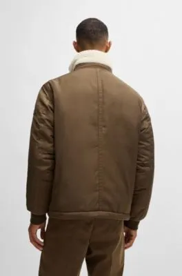 Chaqueta repelente al agua con cuello de imitación de piel