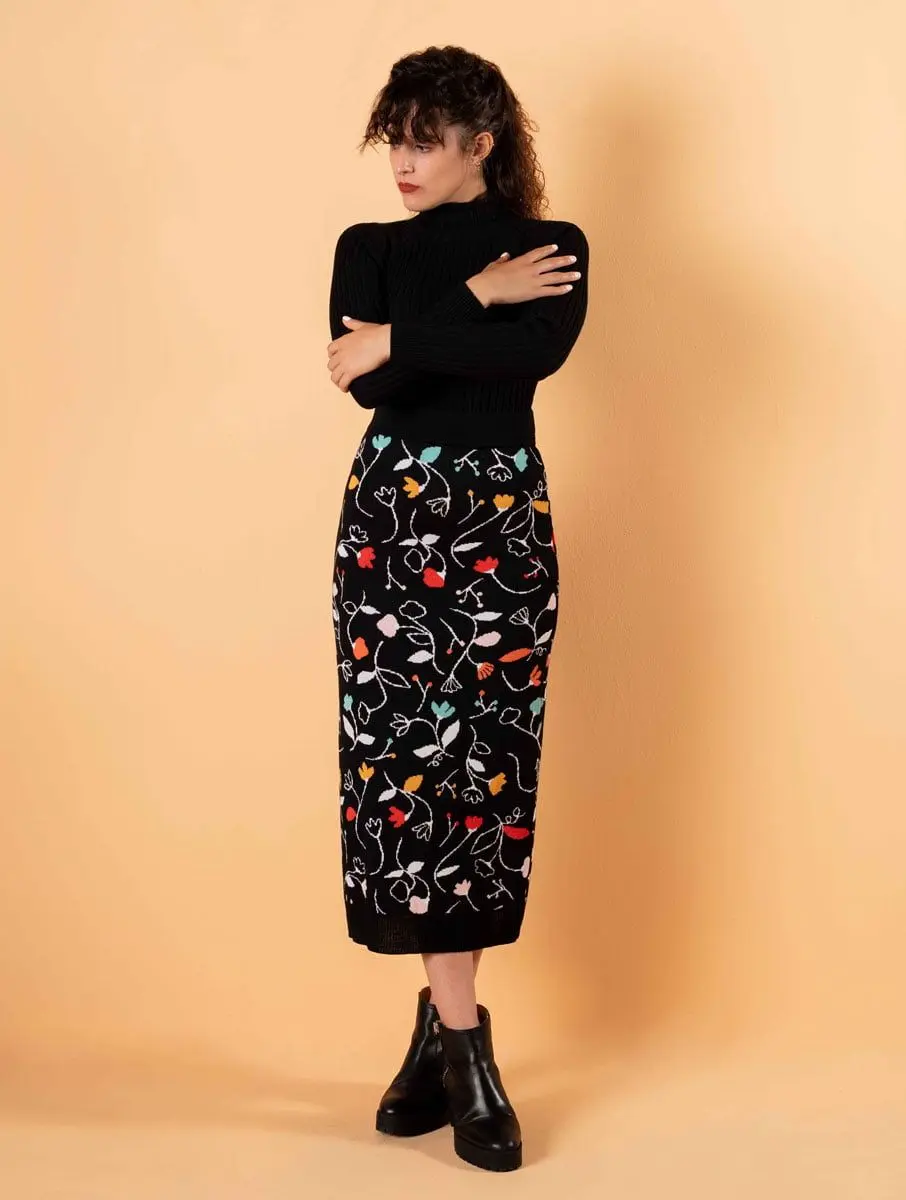 Falda de lana de color negro con flores