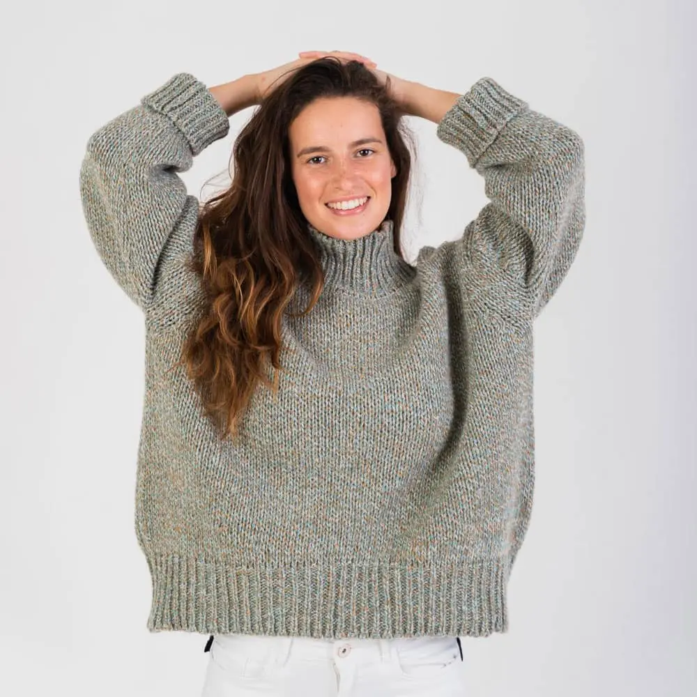 Jersey de punto grueso verde de fibras recicladas