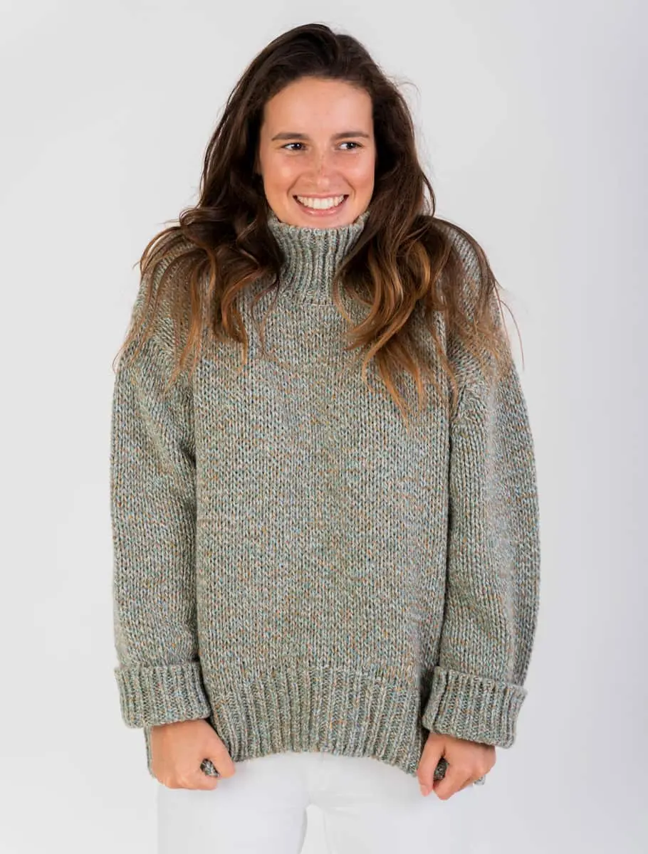 Jersey de punto grueso verde de fibras recicladas