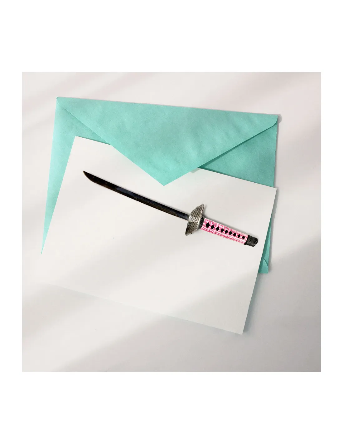 MINI KATANA ABRECARTAS CON FUNDA Y STAND, 20,5 CM.