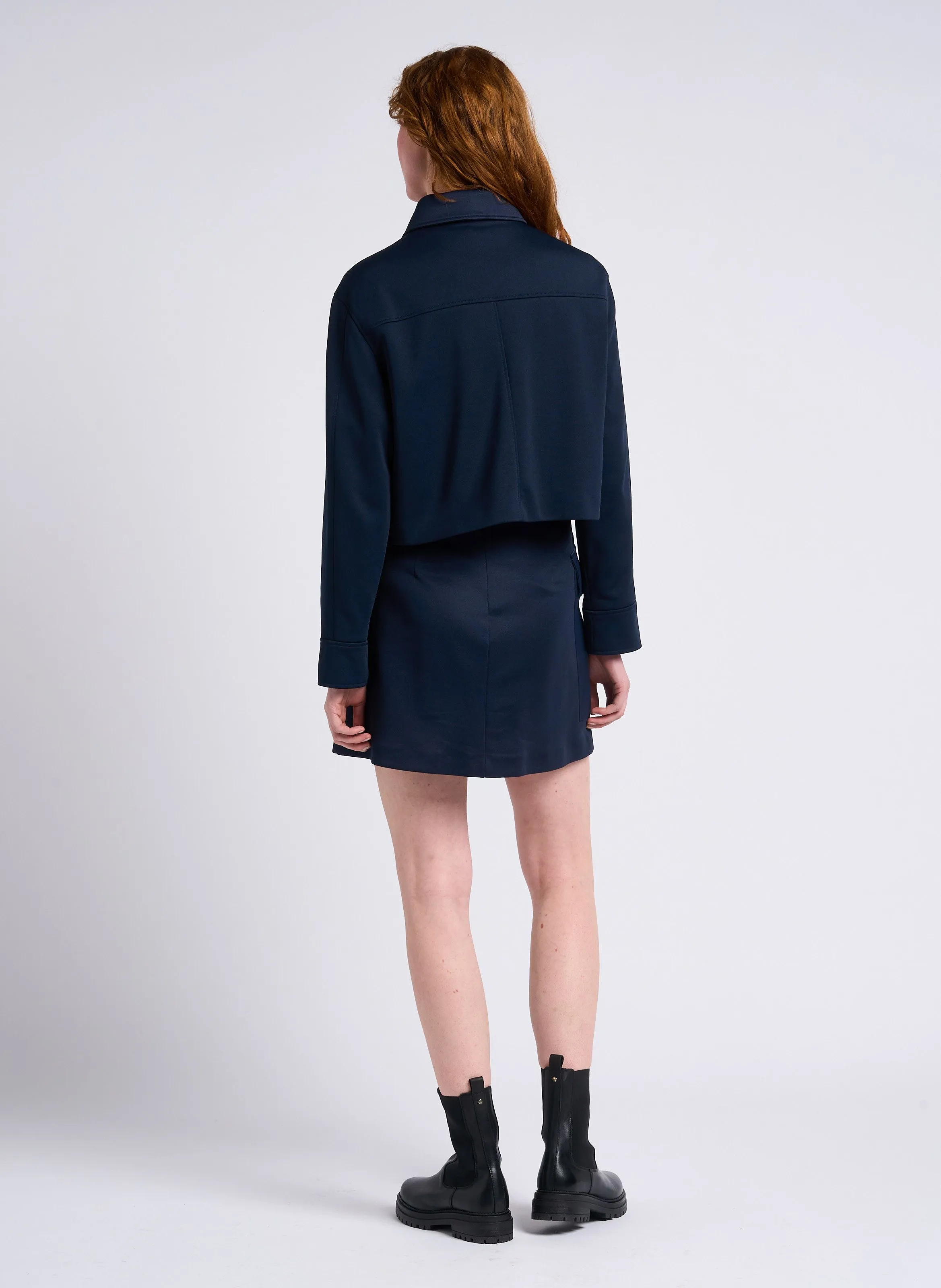 MIRRA  CHAQUETA CORTA HOLGADA CON CUELLO CLáSICO EN AZUL
