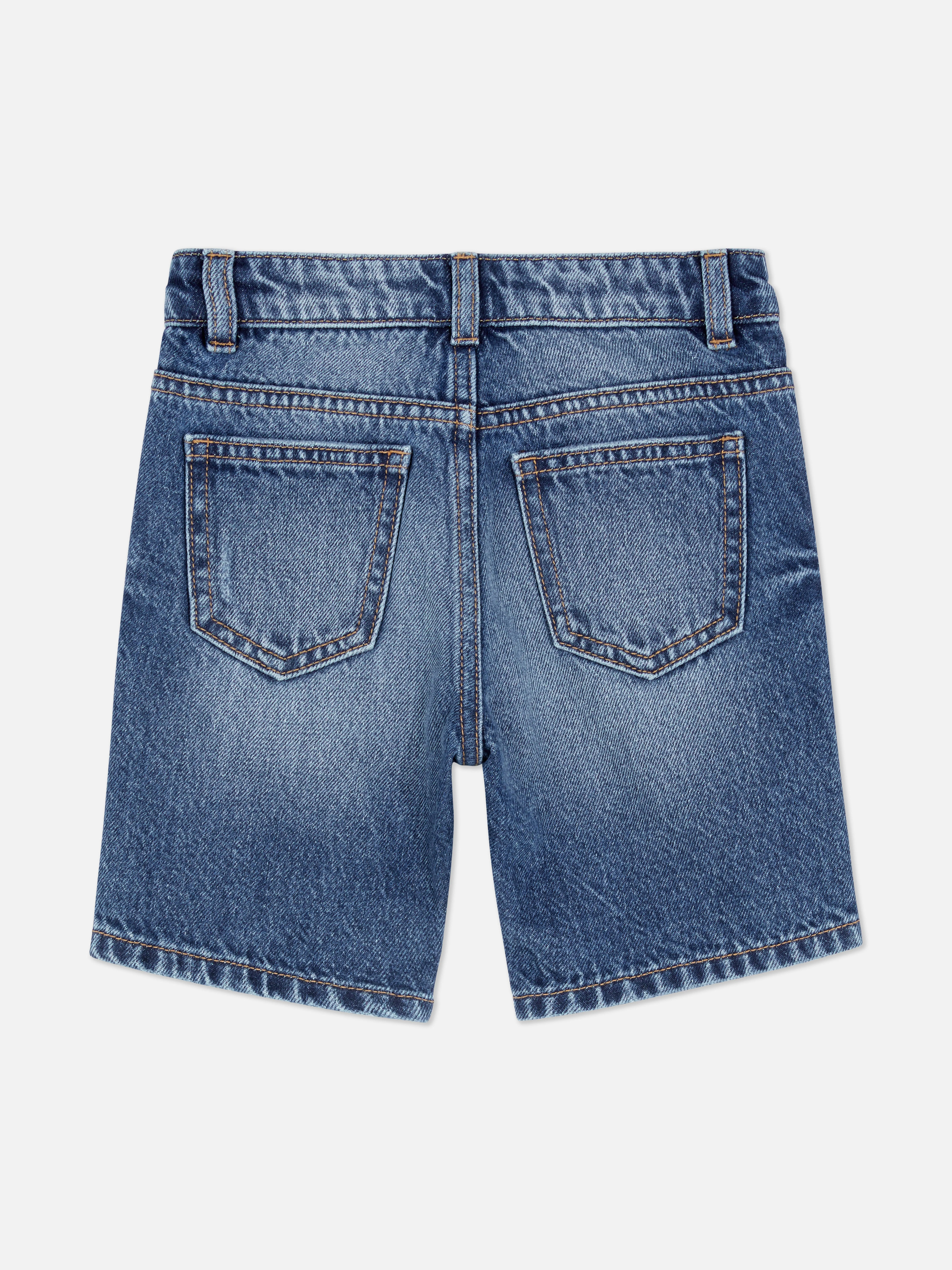 Pantalones cortos vaqueros desgastados y rasgados