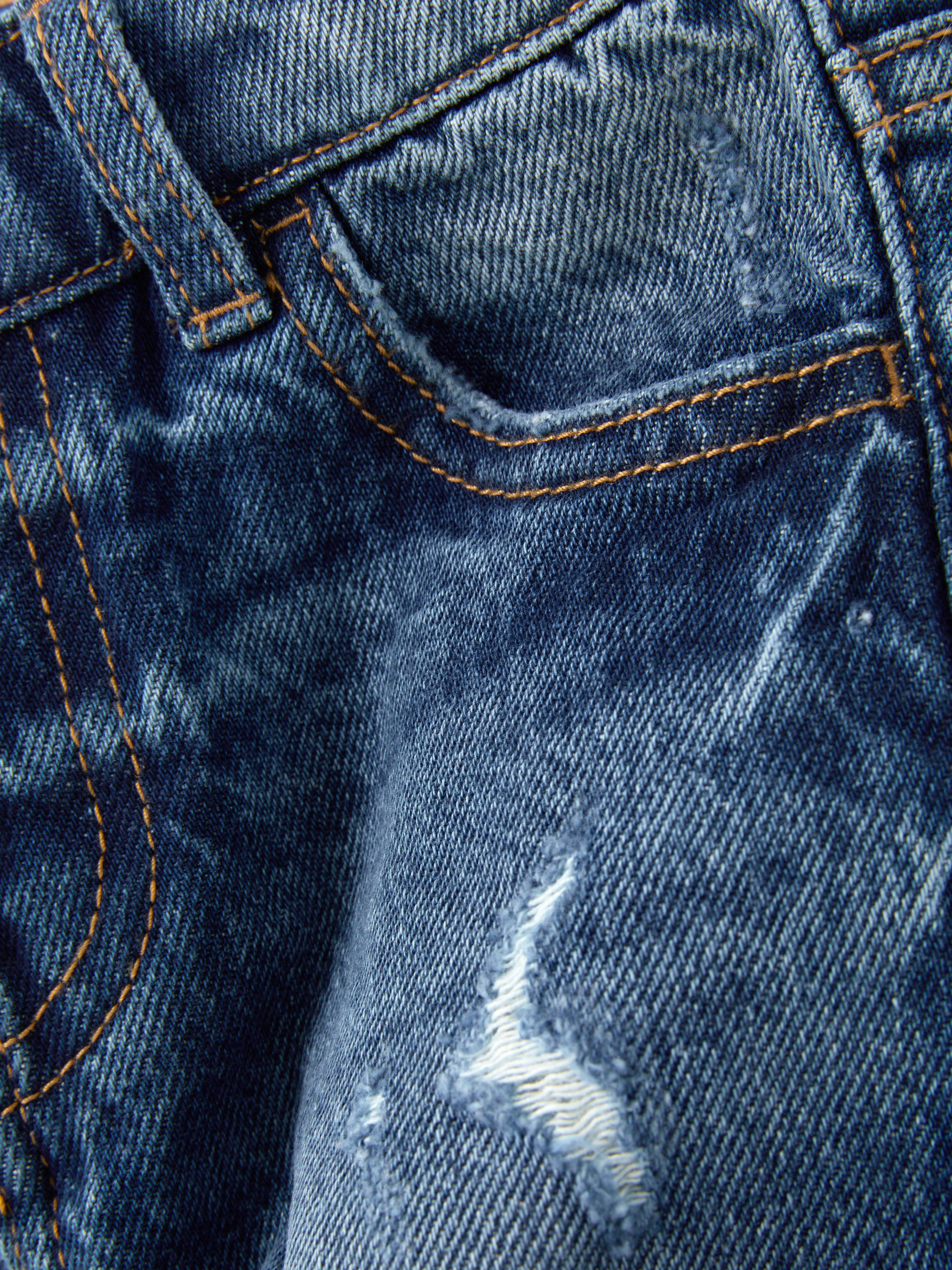 Pantalones cortos vaqueros desgastados y rasgados