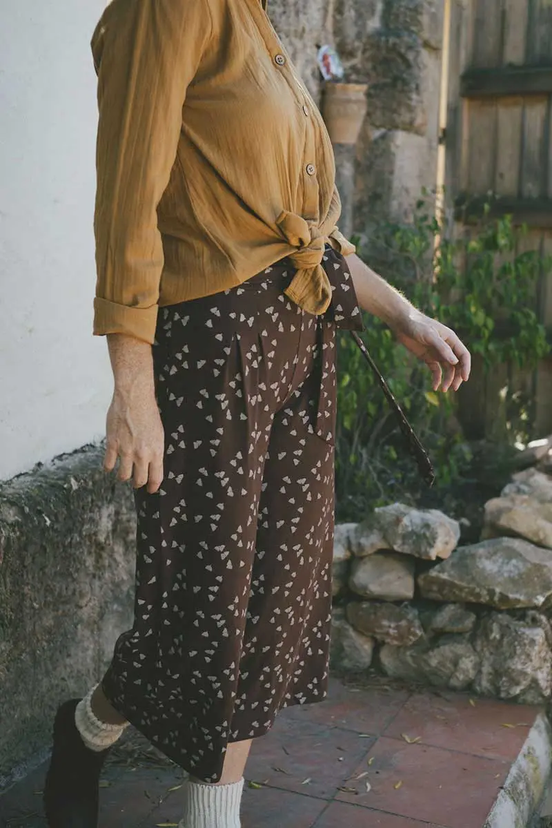 Pantalón culotte ecológico marrón con bellotas