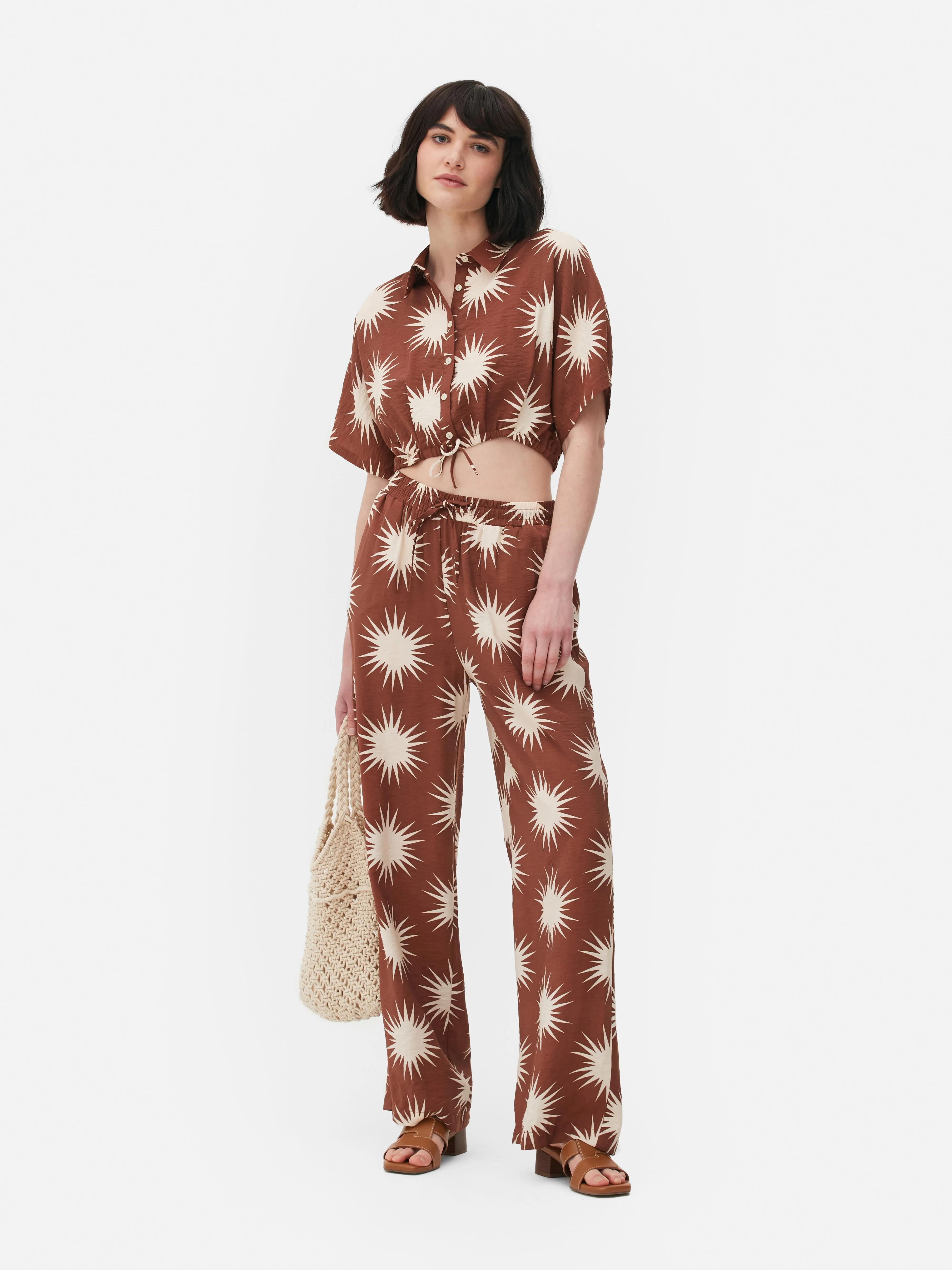 Pantalón de pernera ancha con cordón de ajuste
