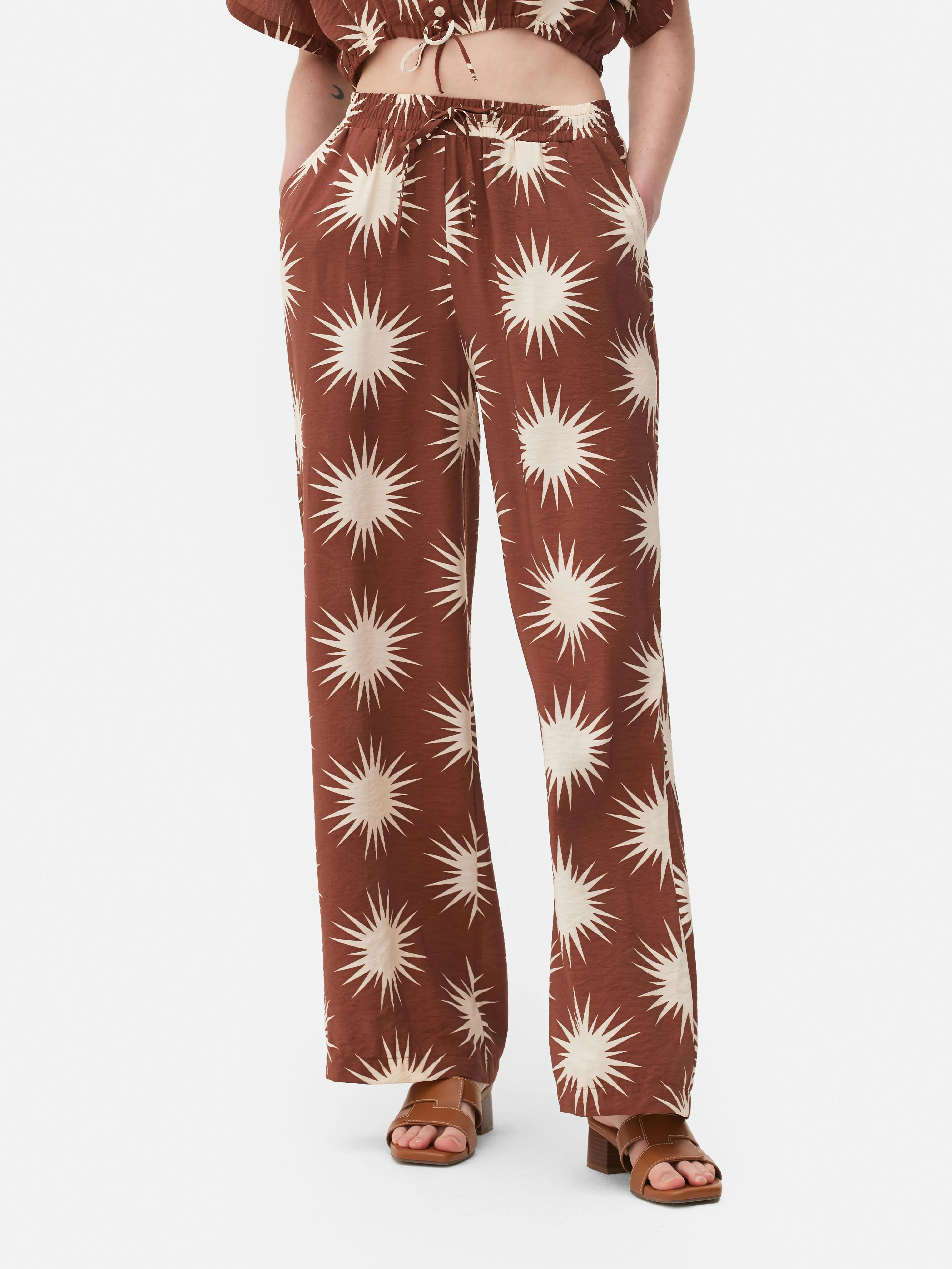 Pantalón de pernera ancha con cordón de ajuste