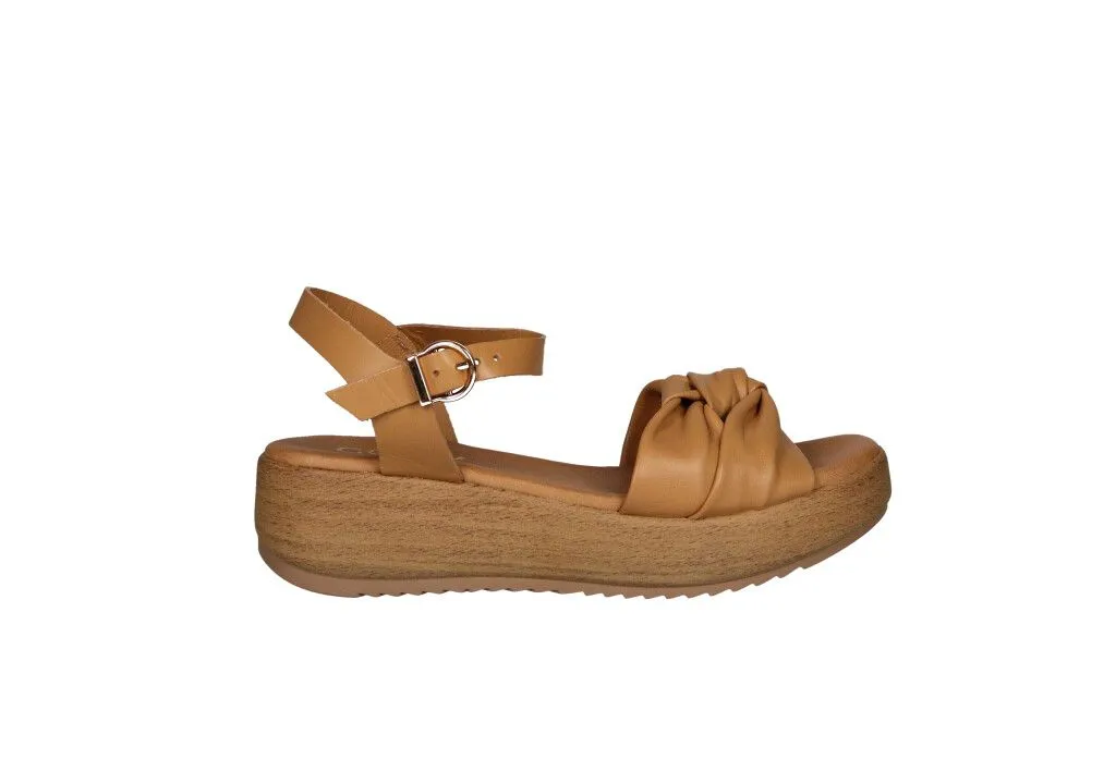 Sandalia Piel Camel Pala Tiras Entrecruzadas Pulsera Cuña
