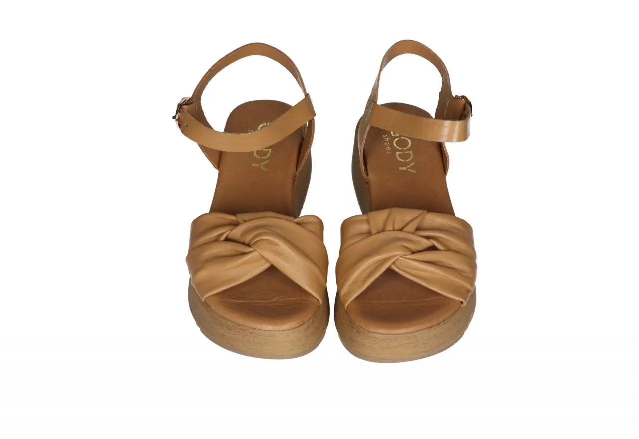 Sandalia Piel Camel Pala Tiras Entrecruzadas Pulsera Cuña