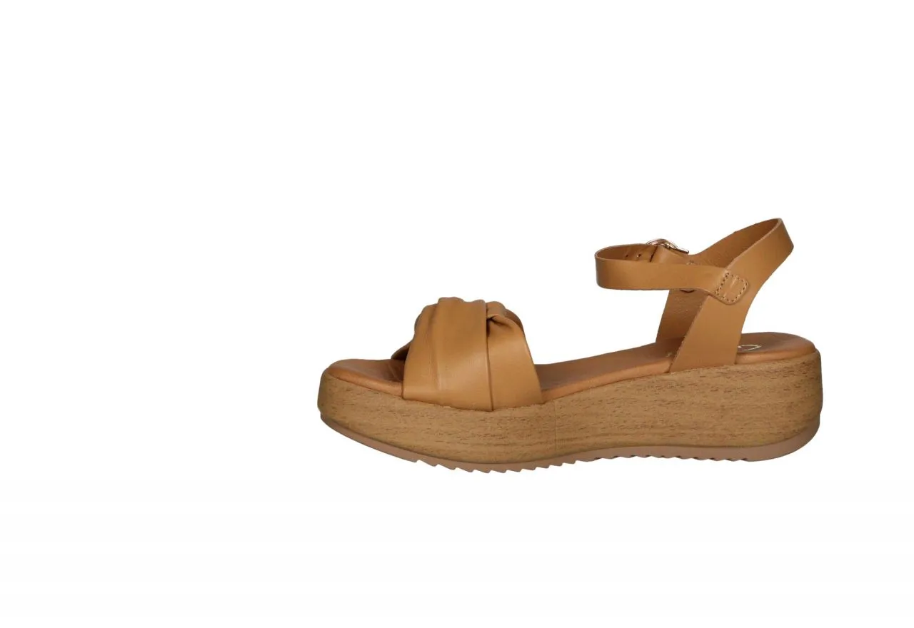 Sandalia Piel Camel Pala Tiras Entrecruzadas Pulsera Cuña