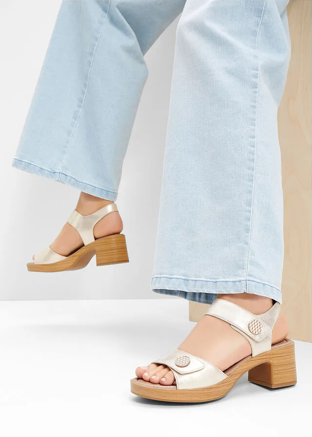 Sandalias de tacón oro rosa metálico
