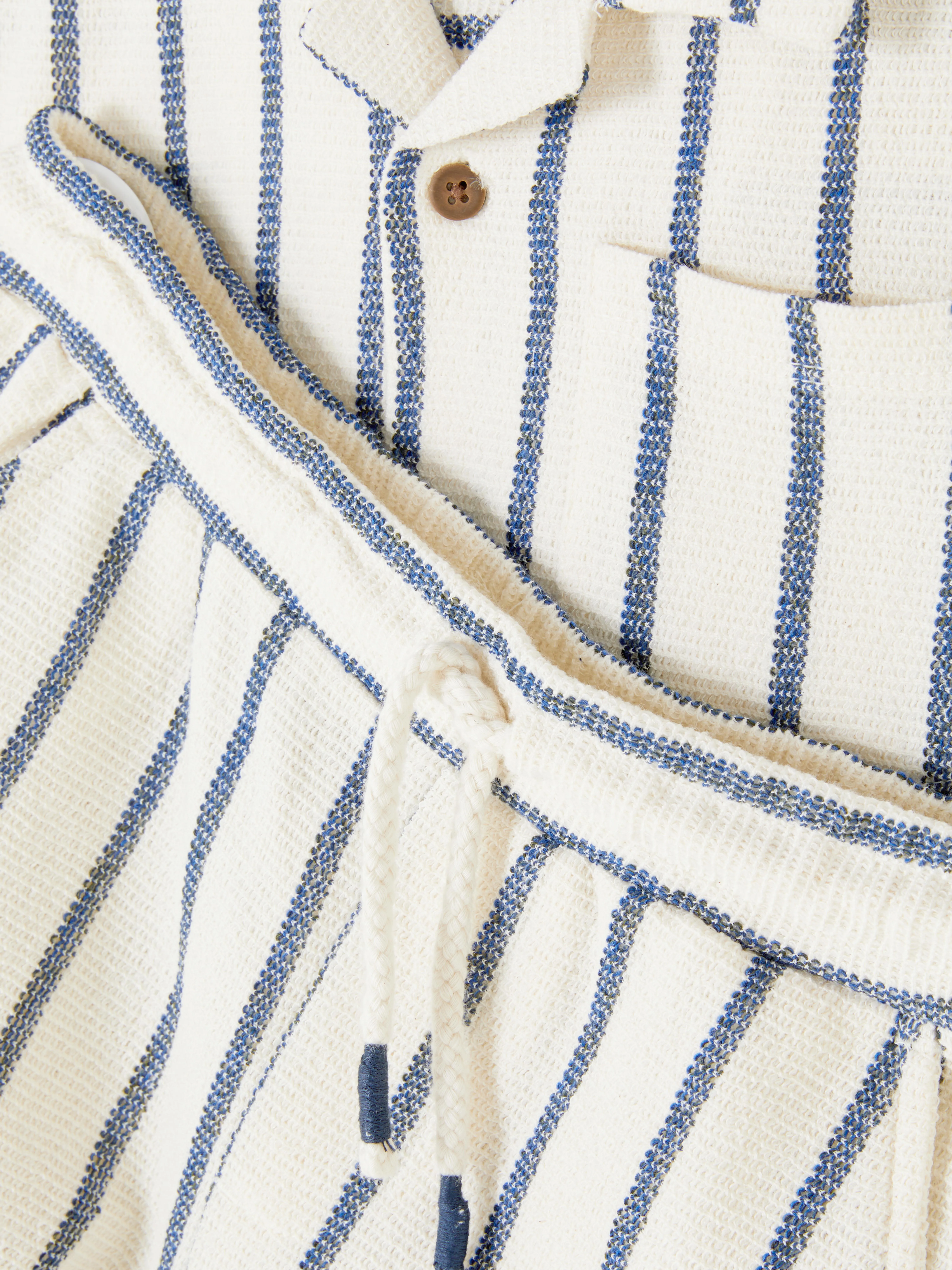 Set de camisa y pantalones cortos a rayas a juego