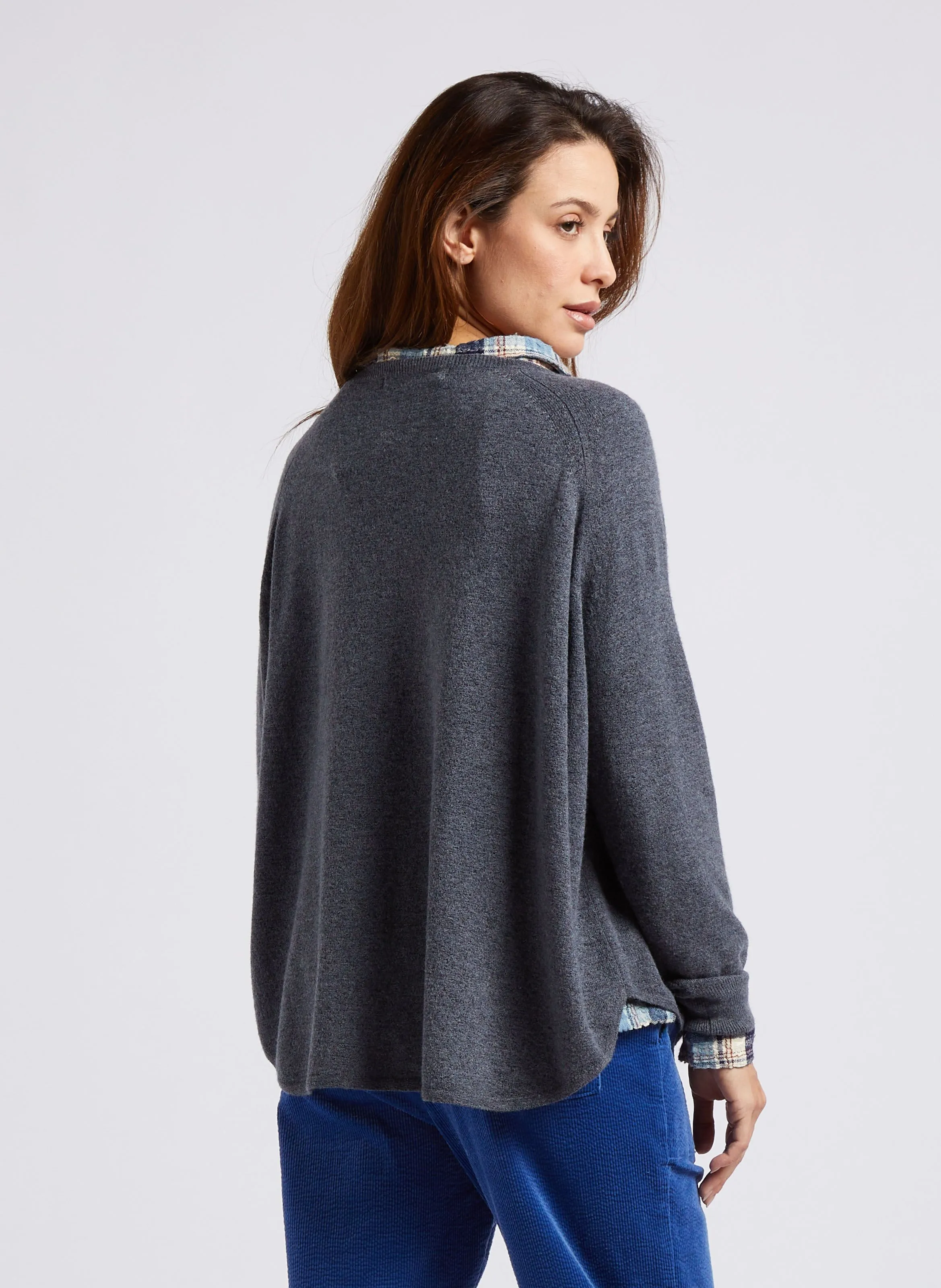 Suéter amplio con capa y bolsillo en gris