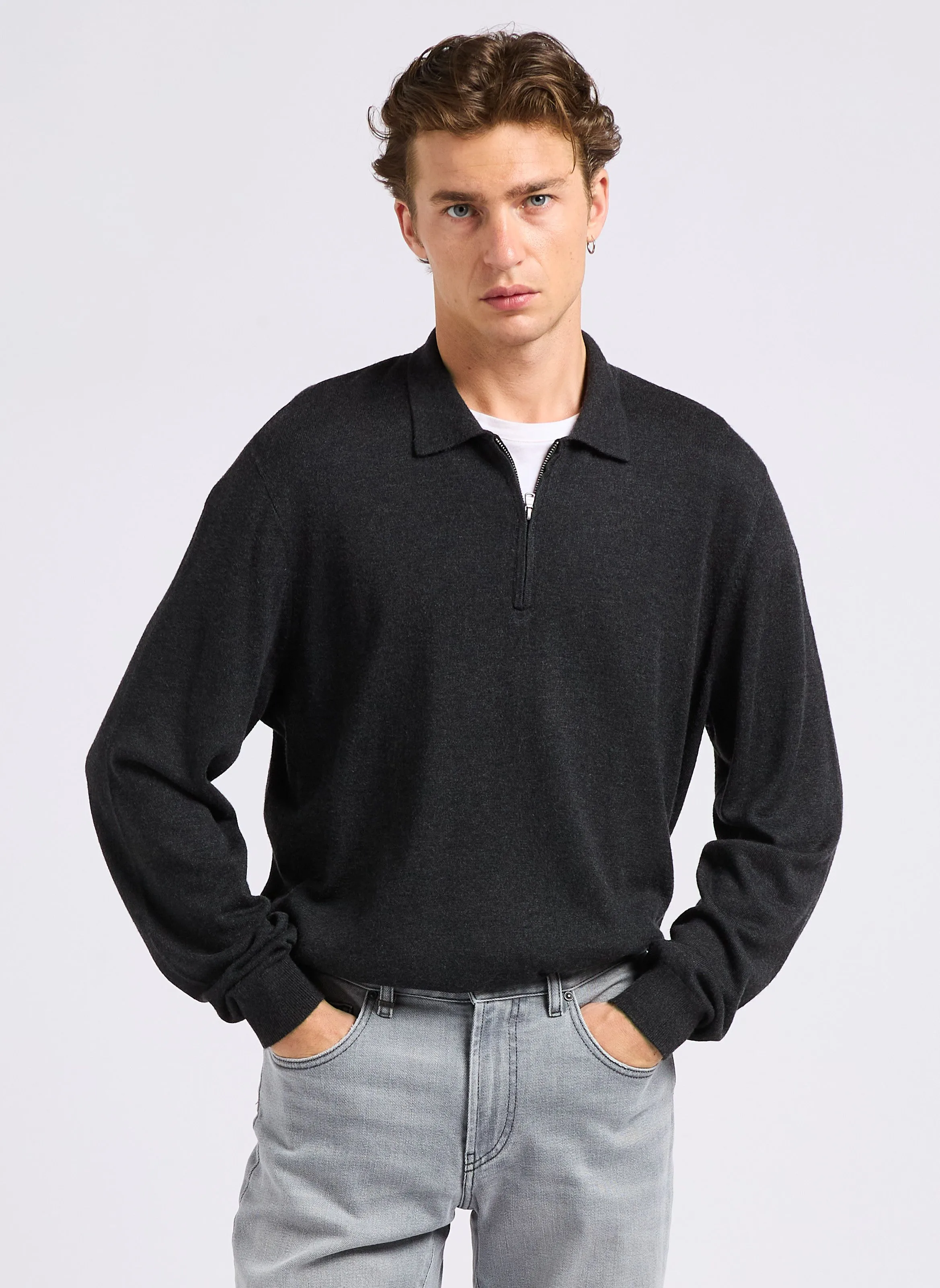 Suéter regular con cuello con cremallera en gris