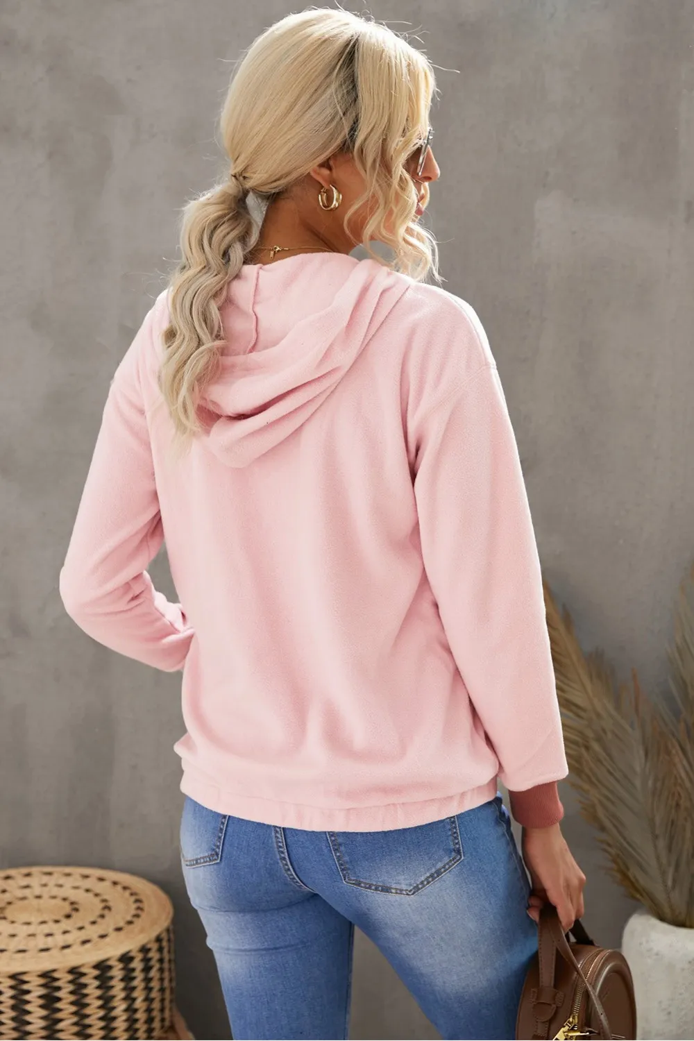 Suéter rosa con capucha