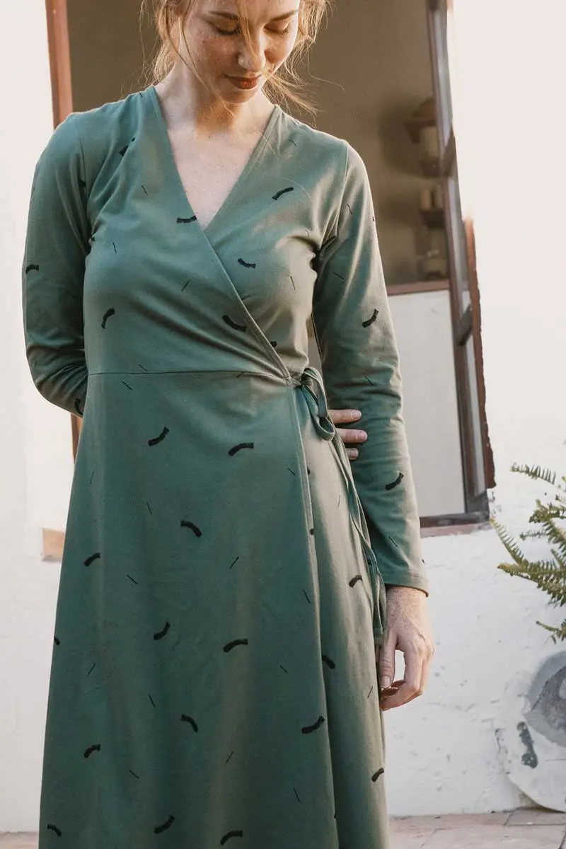 Vestido cruzado de manga larga verde con trazos ecológico
