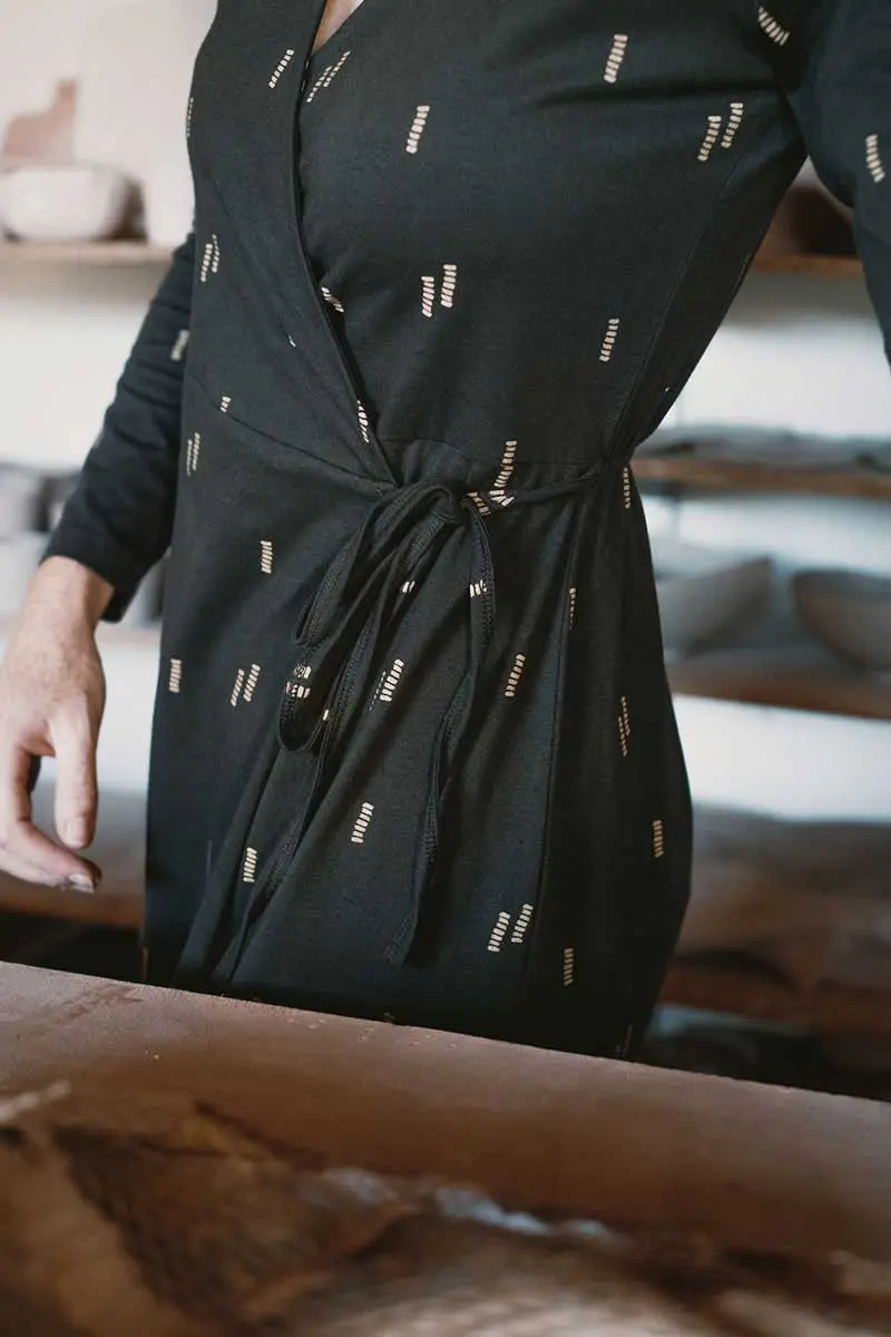 Vestido cruzado ecológico de manga larga minerales negro