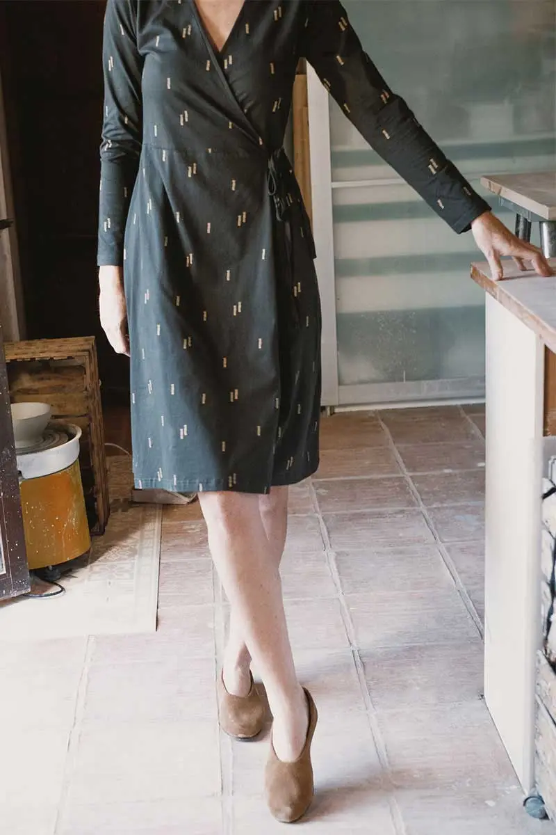 Vestido cruzado ecológico de manga larga minerales negro