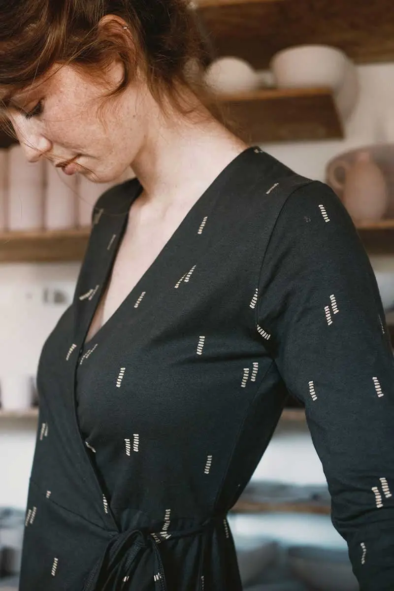 Vestido cruzado ecológico de manga larga minerales negro