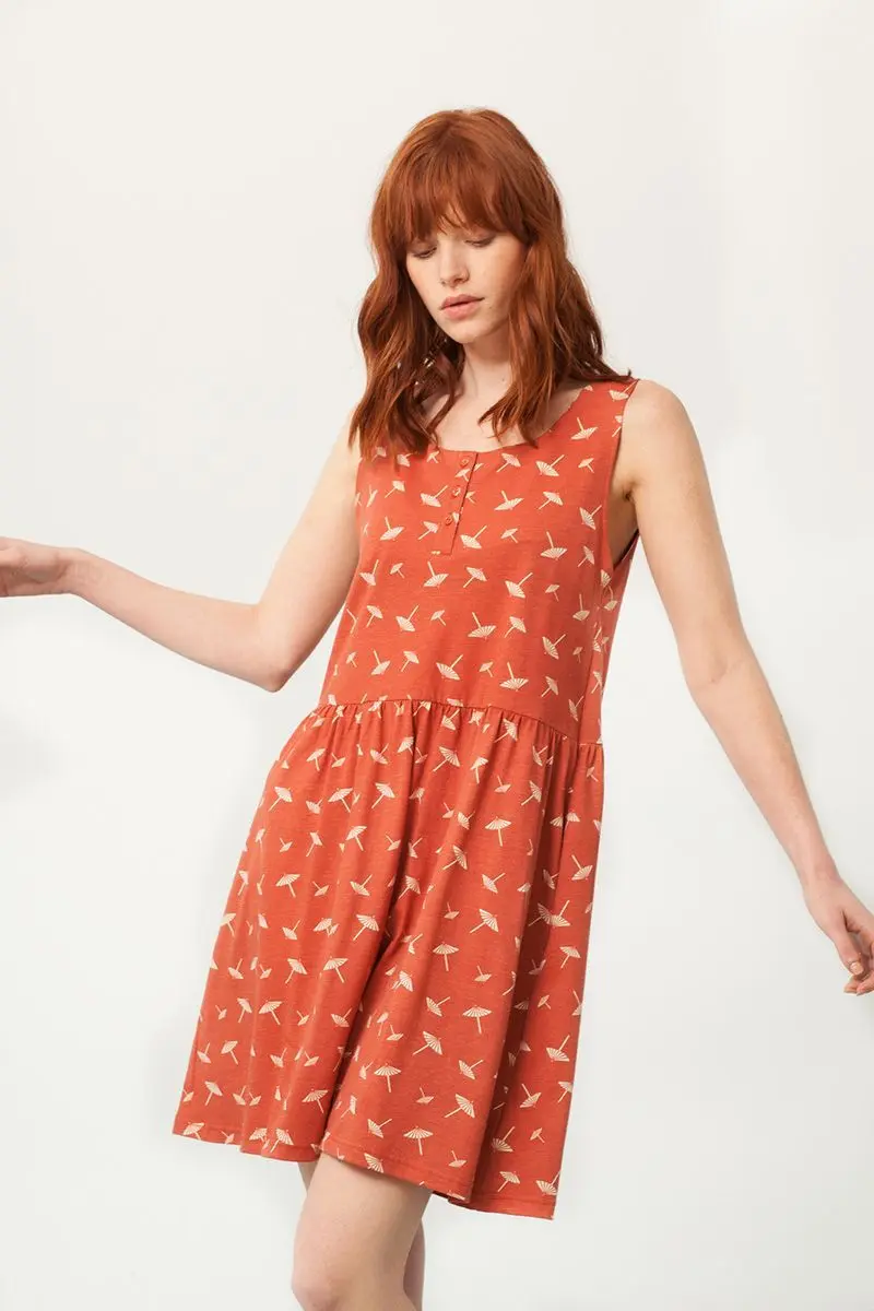 Vestido terracota oversize estampado sombrillas