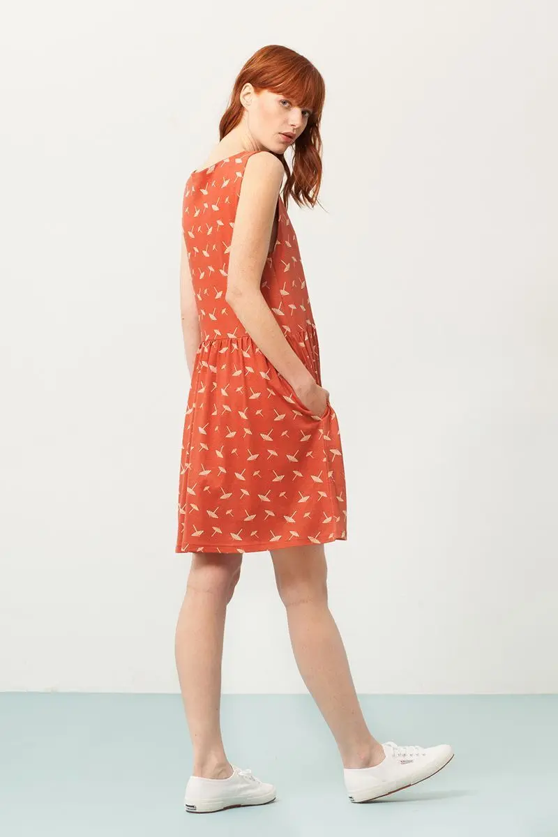 Vestido terracota oversize estampado sombrillas