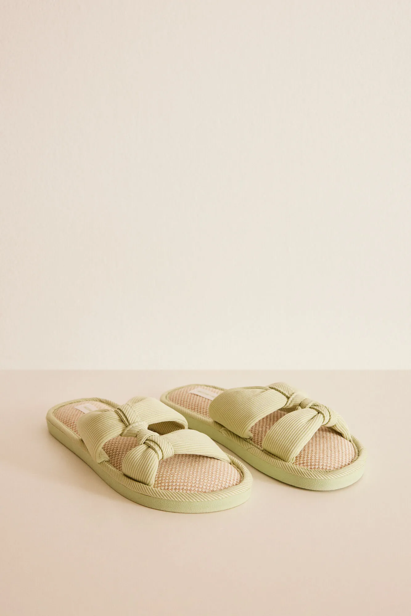 Zapatilla casa nudo verde
