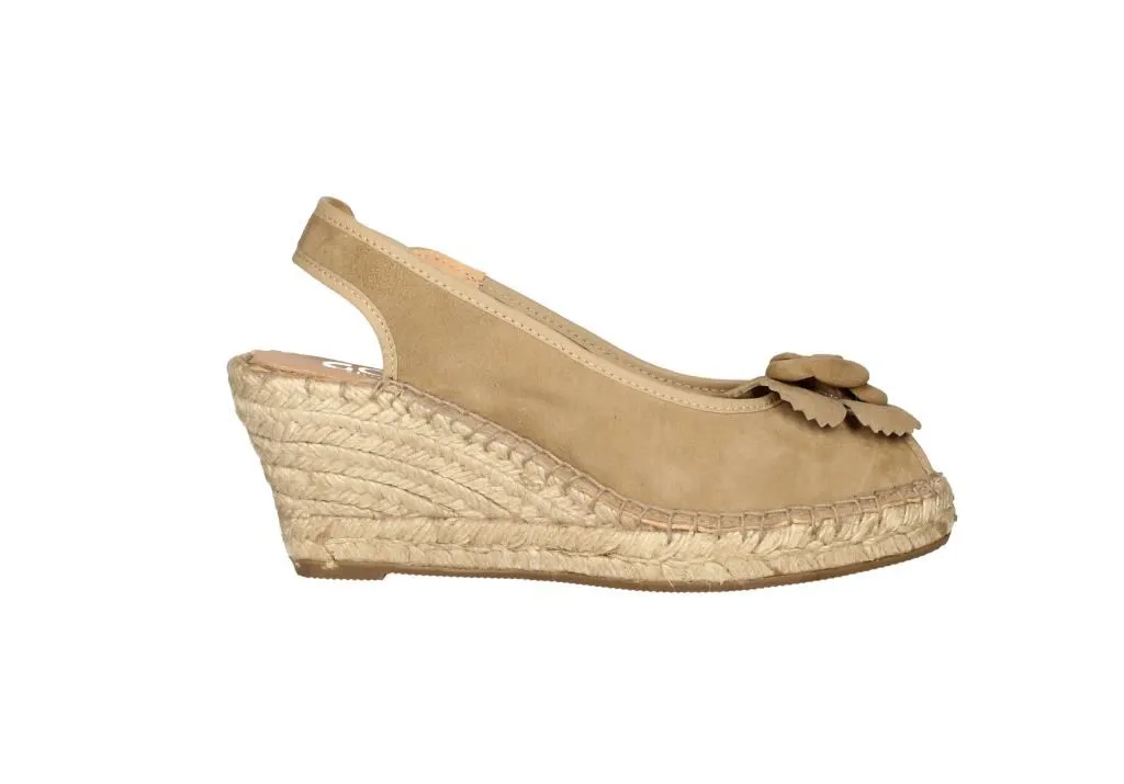 Zapato Descubierto Ante Taupe Adorno Flor Pala Cuña Esparto