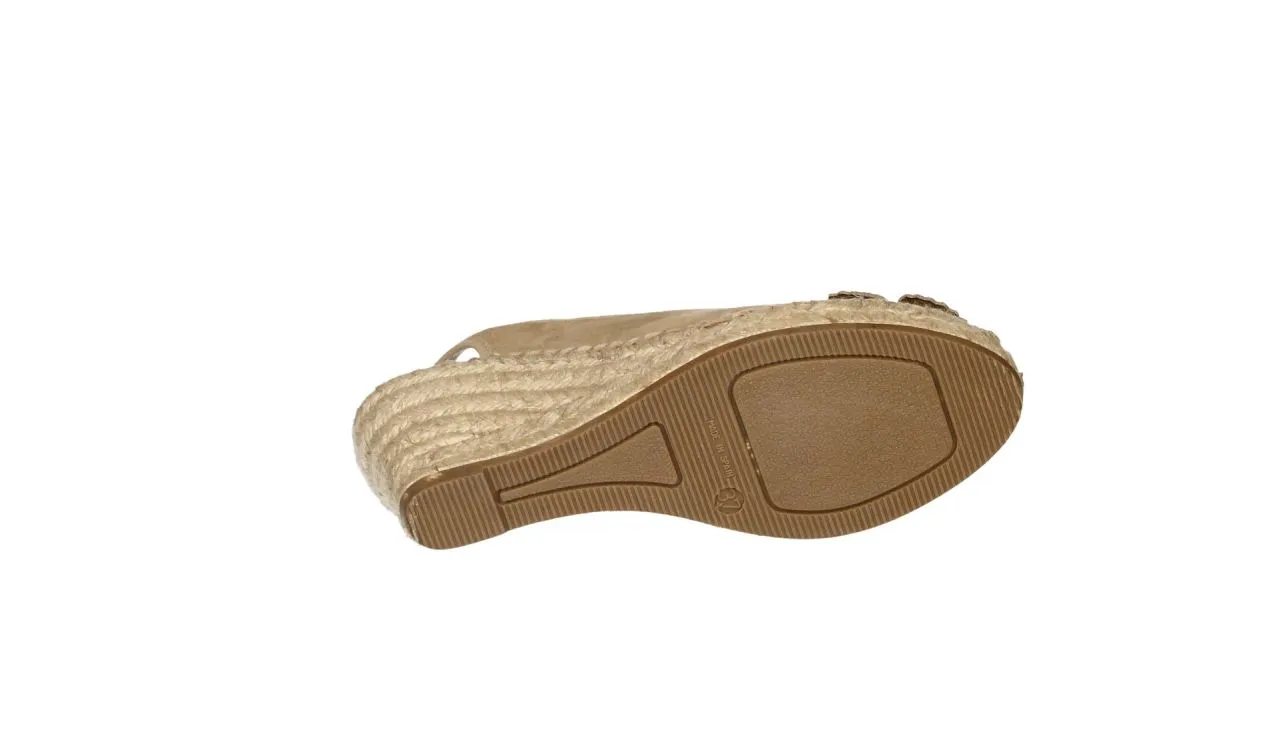 Zapato Descubierto Ante Taupe Adorno Flor Pala Cuña Esparto