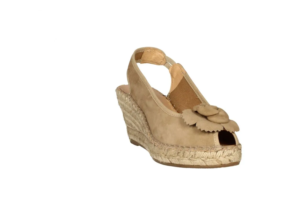 Zapato Descubierto Ante Taupe Adorno Flor Pala Cuña Esparto