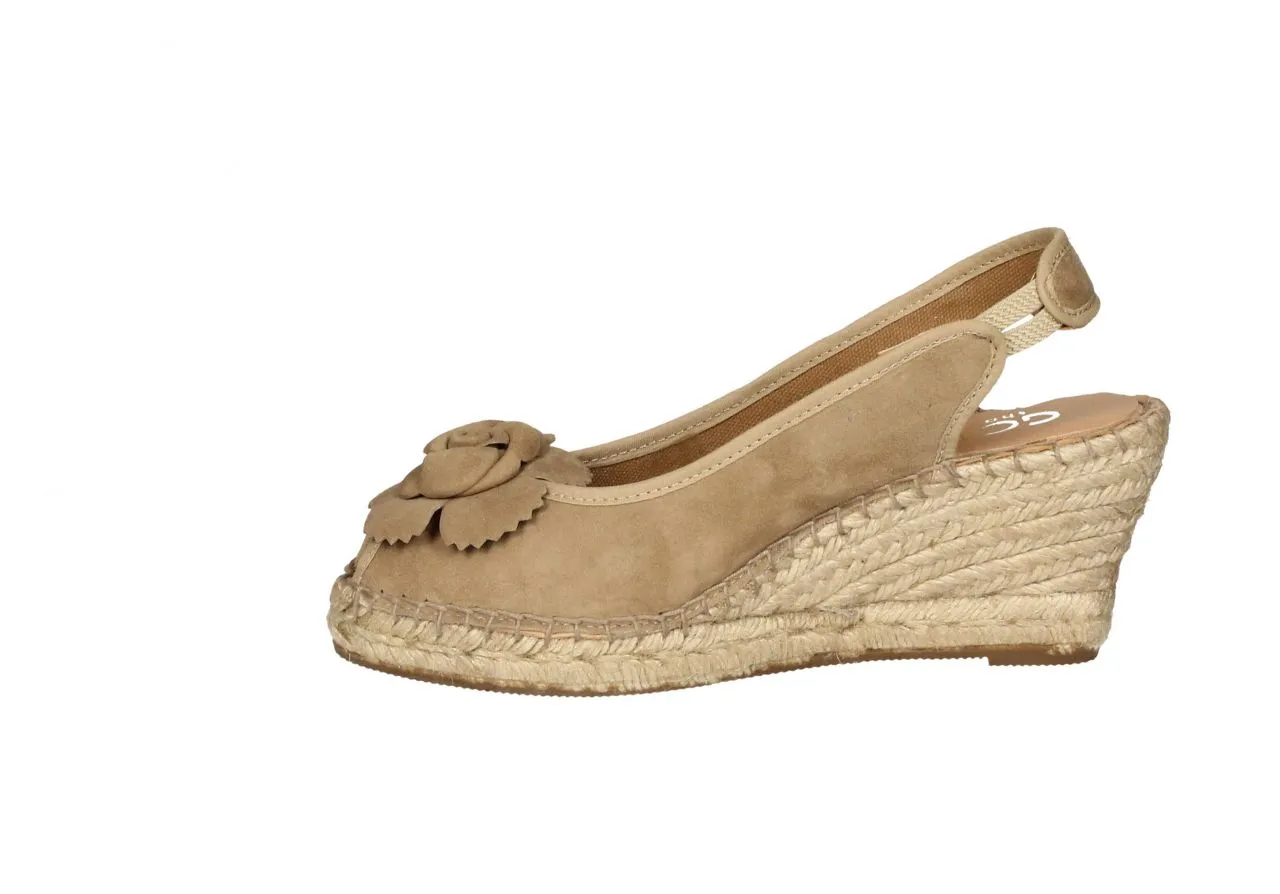 Zapato Descubierto Ante Taupe Adorno Flor Pala Cuña Esparto