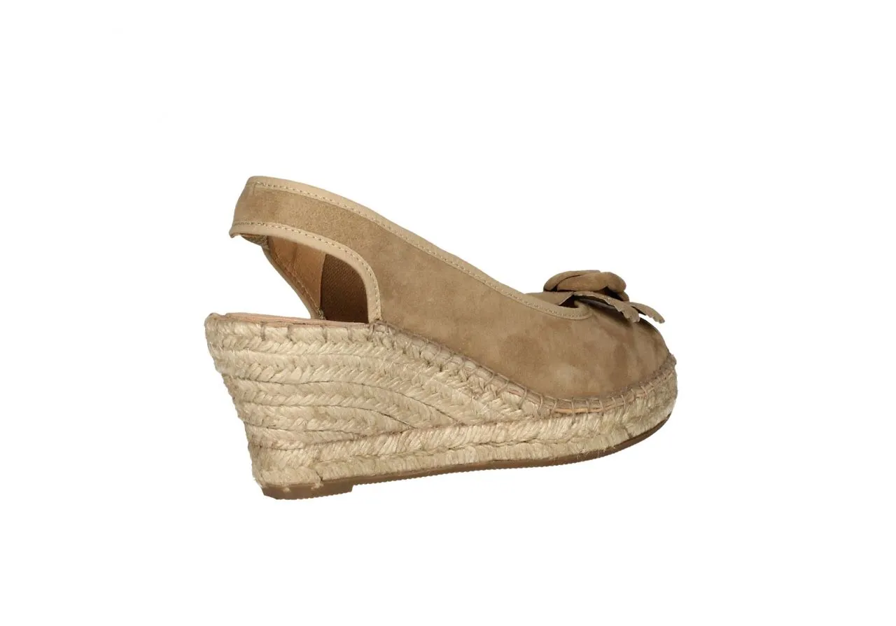 Zapato Descubierto Ante Taupe Adorno Flor Pala Cuña Esparto